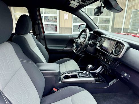 Used 2020 Toyota Tacoma TRD Off-Road w/ Technology Package image 17