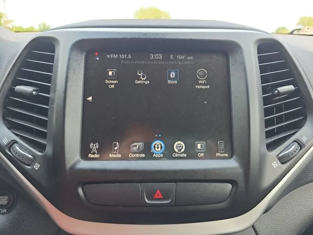 Used 2018 Jeep Cherokee Latitude Plus w/ Cold Weather Group AWD/4WD image 27
