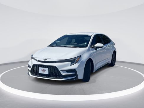 Used 2026 Toyota Corolla SE FWD image 3