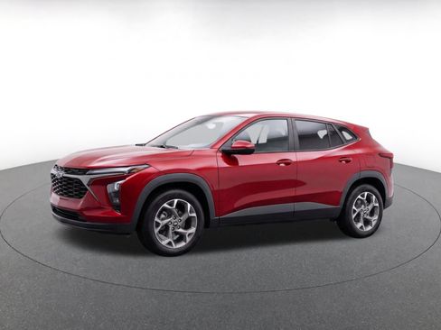 Used 2025 Chevrolet Trax LT FWD image 3