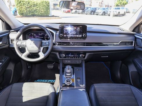 Used 2025 Mitsubishi Outlander SE AWD/4WD image 17