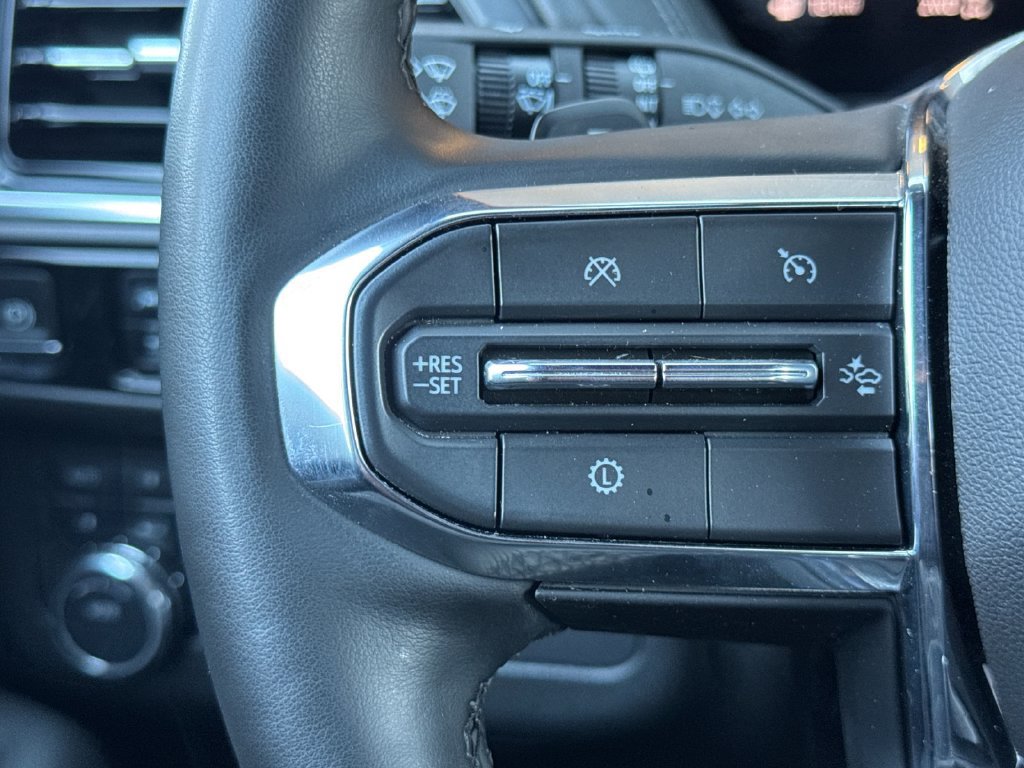 Used 2025 GMC Yukon Denali AWD/4WD image 32