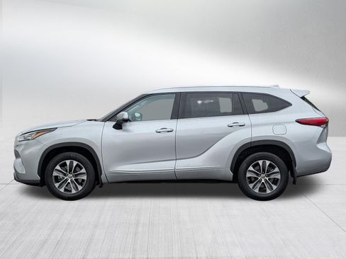Used 2020 Toyota Highlander XLE AWD/4WD image 4