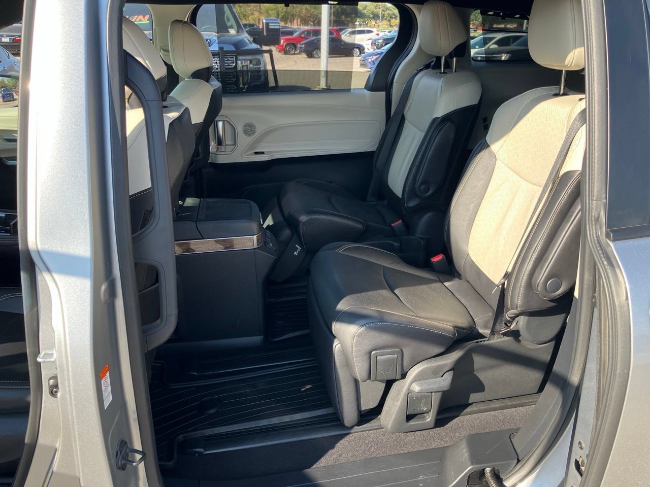 Used 2025 Toyota Sienna Platinum FWD image 8