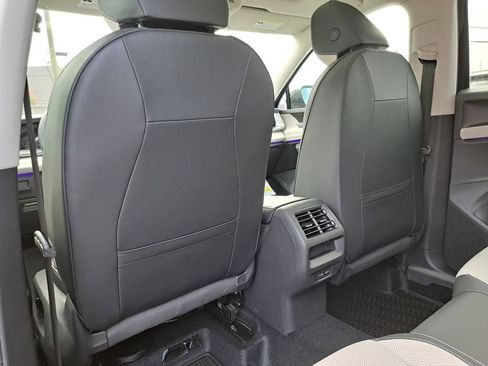 New 2026 Volkswagen Tiguan SE FWD image 23