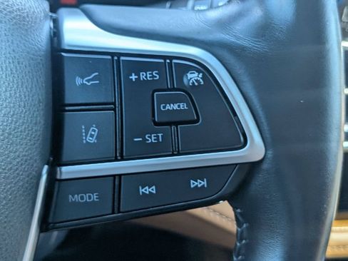 Used 2023 Toyota Highlander Platinum FWD image 31