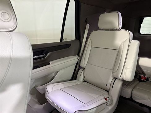 Used 2025 GMC Yukon Denali w/ Sun & Power Step Package image 12