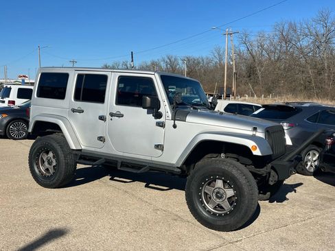 Used 2012 Jeep Wrangler Unlimited Sahara w/ Connectivity Group image 3