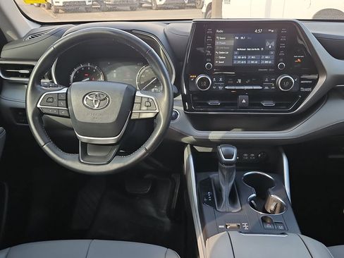Used 2022 Toyota Highlander XLE image 17
