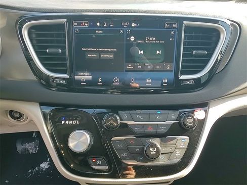 Used 2024 Chrysler Pacifica Touring-L image 30