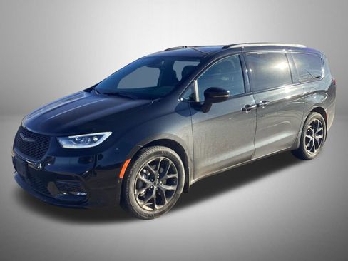 Used 2023 Chrysler Pacifica Touring-L w/ S Appearance Package image 1