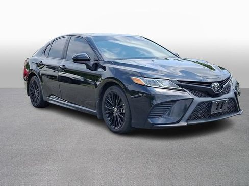Used 2020 Toyota Camry SE FWD image 3