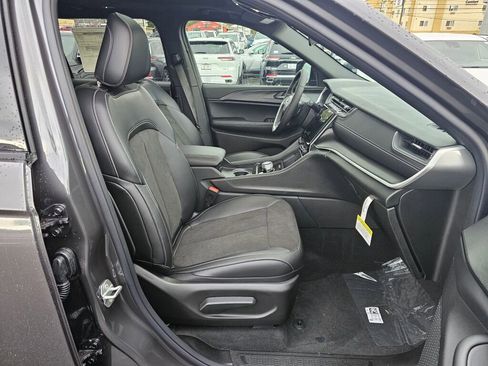 New 2025 Jeep Grand Cherokee L Altitude image 12