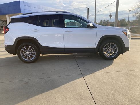 Used 2024 GMC Terrain SLT image 5