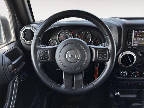 Used 2018 Jeep Wrangler Sahara w/ Connectivity Group AWD/4WD image 13