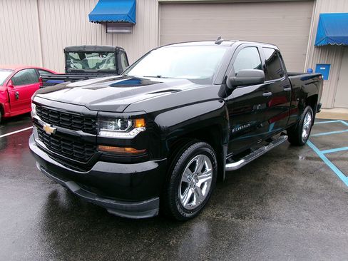 Used 2018 Chevrolet Silverado 1500 Custom w/ Custom Value Package image 1