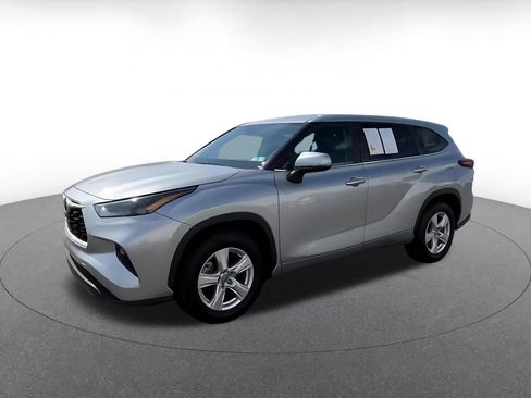 Used 2025 Toyota Highlander LE FWD image 6