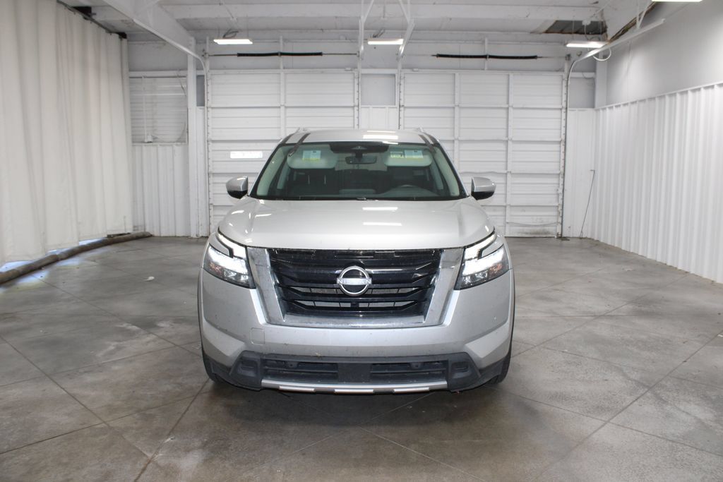 Used 2025 Nissan Pathfinder SL FWD image 3