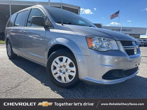 Used 2018 Dodge Grand Caravan SE w/ UConnect Hands-Free Group image 1