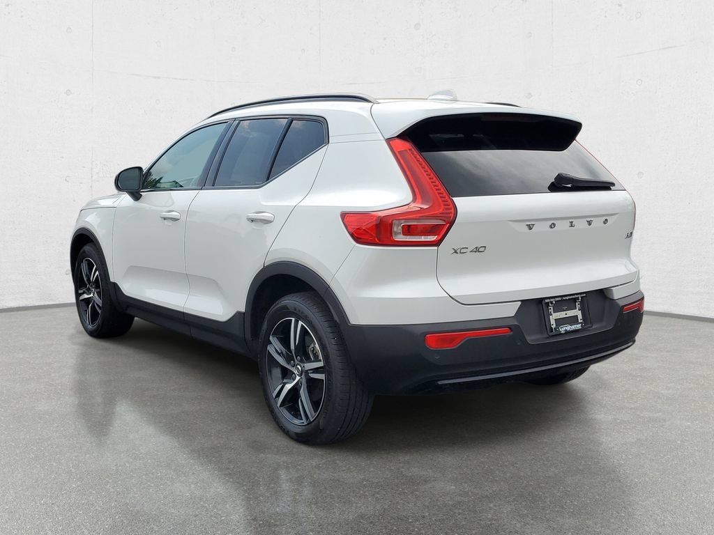 Used 2023 Volvo XC40 B5 Plus AWD/4WD image 5