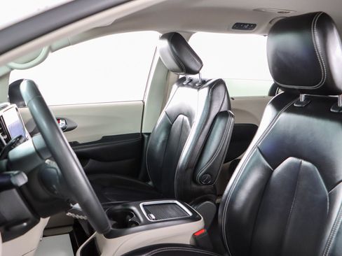 Used 2023 Chrysler Pacifica Touring-L FWD image 23