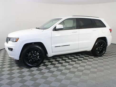 Used 2021 Jeep Grand Cherokee Laredo X image 2