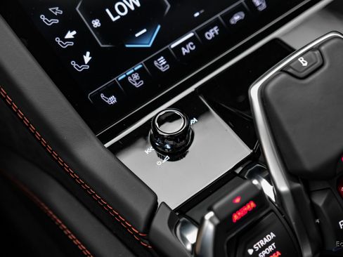 Used 2025 Lamborghini Urus SE AWD/4WD image 67