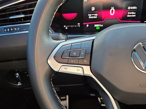 Certified 2023 Volkswagen Tiguan SE R-Line image 17