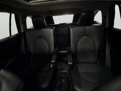 Used 2024 Toyota Highlander Platinum image 24