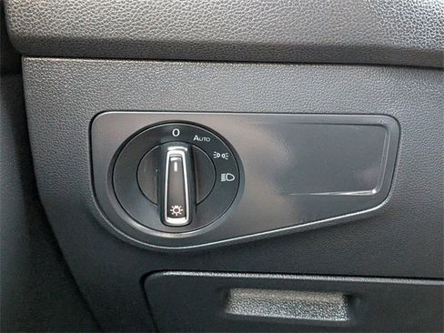 Certified 2022 Volkswagen Tiguan SE image 30