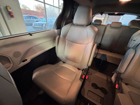 Used 2025 Toyota Sienna XLE image 43
