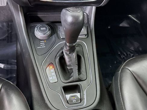 Used 2021 Jeep Cherokee Latitude Plus AWD/4WD image 10