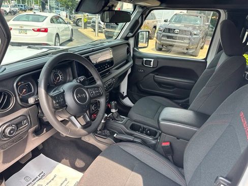 Used 2025 Jeep Wrangler Unlimited Rubicon AWD/4WD image 13