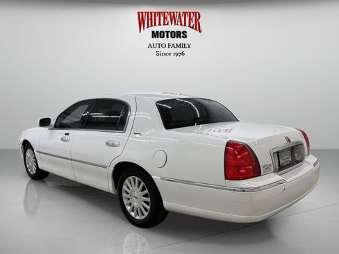 Used 2003 Lincoln Town Car Signature image 2