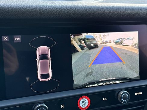 Certified 2025 Porsche Macan image 24