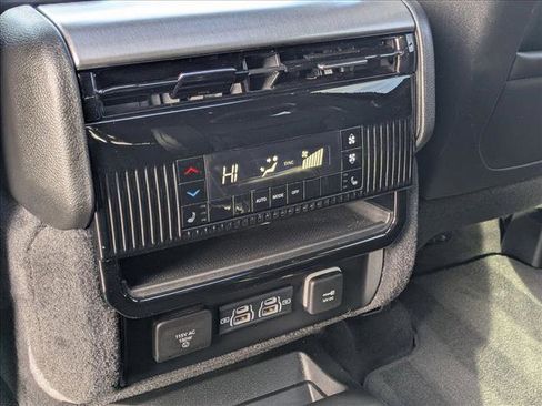 Used 2024 Jeep Wagoneer L Series II image 20