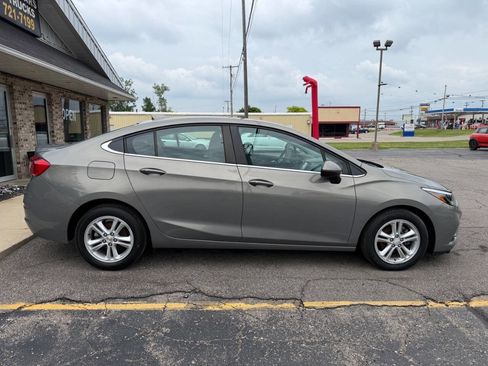 Used 2017 Chevrolet Cruze LT w/ Convenience Package FWD image 2