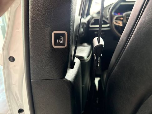 Used 2025 Chrysler Pacifica Select FWD image 18