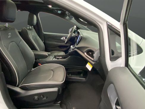 New 2026 Chrysler Pacifica Limited w/ S Appearance Package AWD/4WD image 24