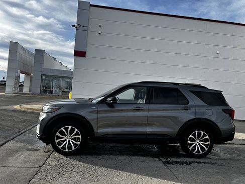 Used 2025 Ford Explorer ST-Line image 2