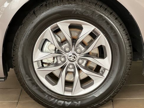 Used 2024 Toyota Sienna XLE image 27