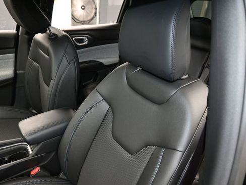 Used 2025 Jeep Compass Latitude image 14