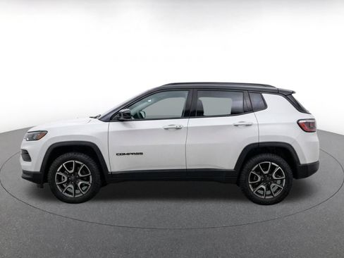 Used 2025 Jeep Compass Trailhawk AWD/4WD image 4