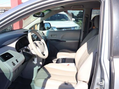 Used 2013 Toyota Sienna LE w/ Towing Pkg FWD image 12
