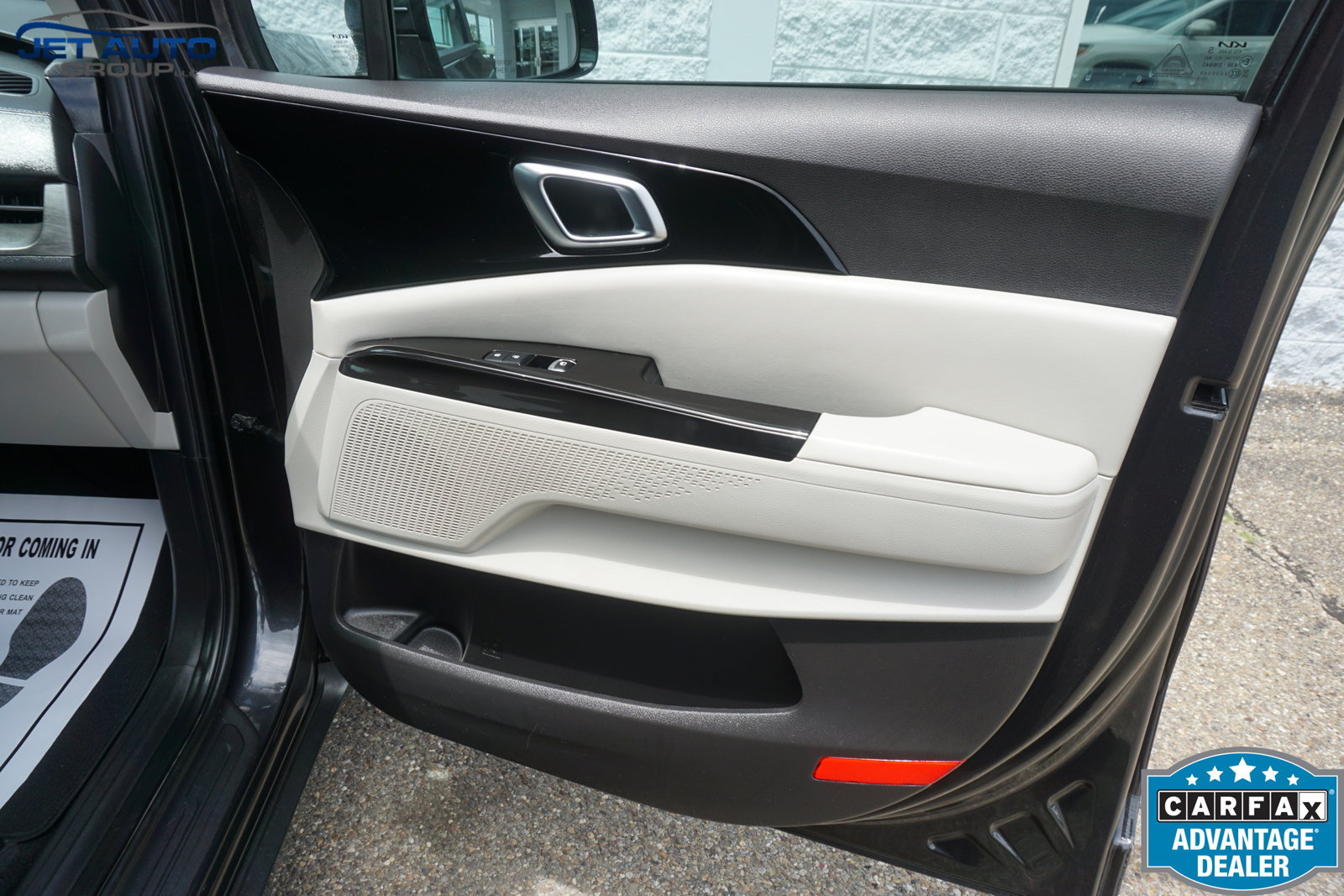 Used 2023 Kia Carnival EX FWD image 26