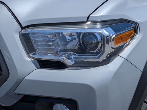 Used 2020 Toyota Tacoma TRD Off-Road AWD/4WD image 12