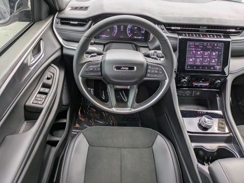 New 2025 Jeep Grand Cherokee Altitude image 10