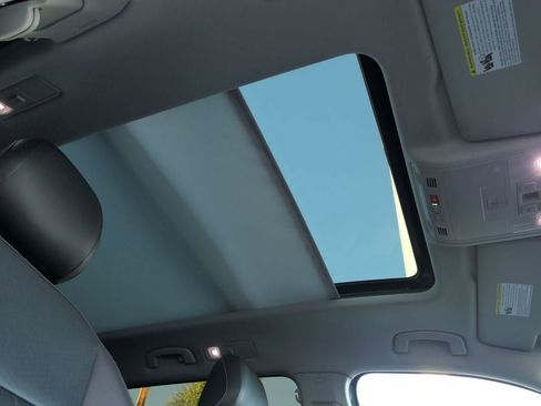 Used 2022 Volkswagen Tiguan SE image 28