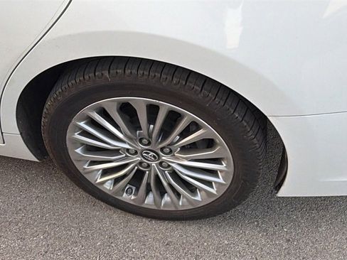 Used 2019 Toyota Avalon Limited image 9