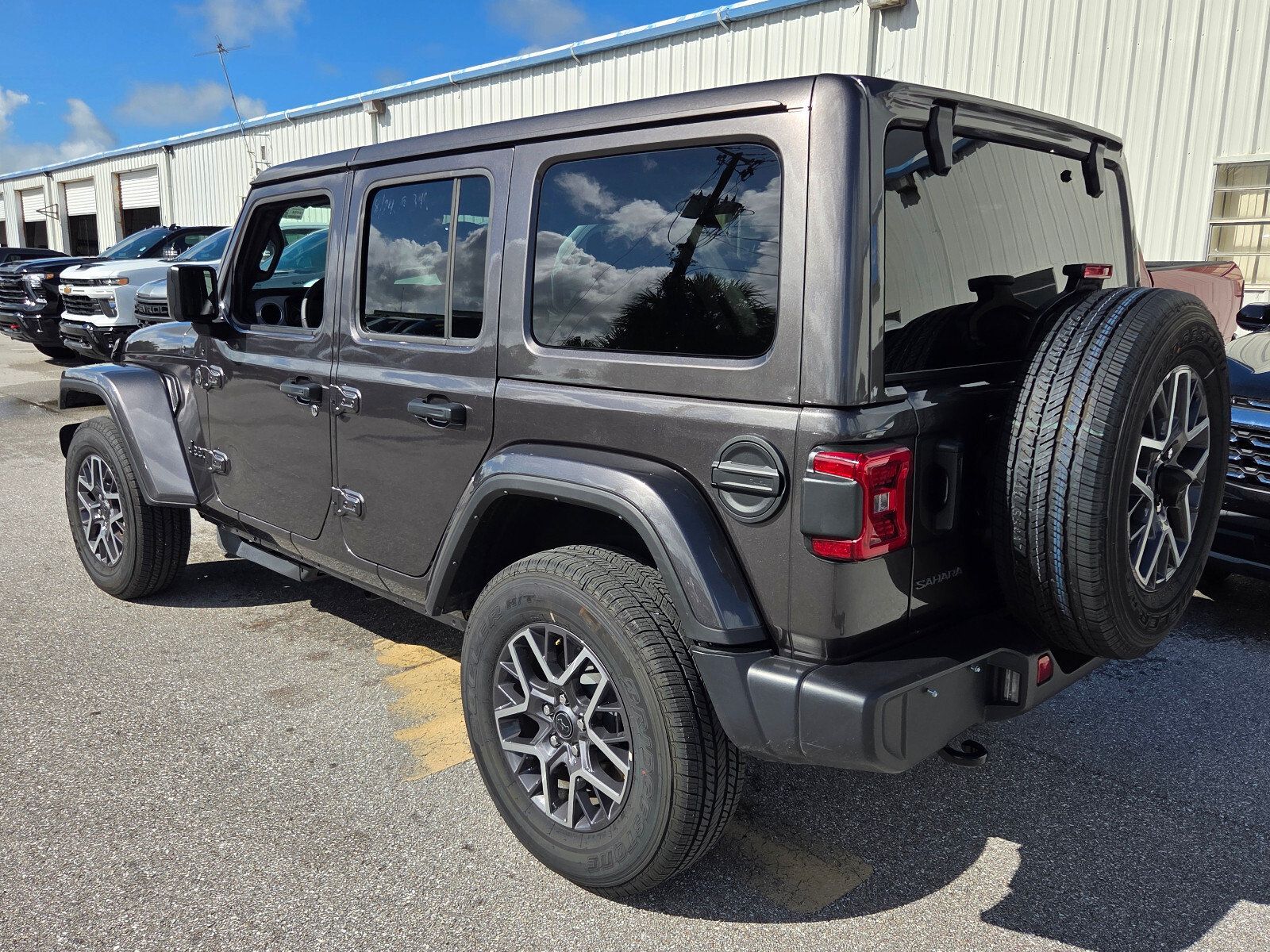 Used 2026 Jeep Wrangler Unlimited Sahara AWD/4WD image 4